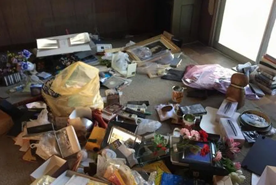 ゴミが散乱した部屋の画像