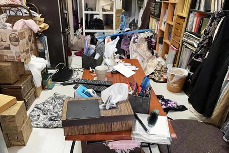 物が散乱した部屋の画像