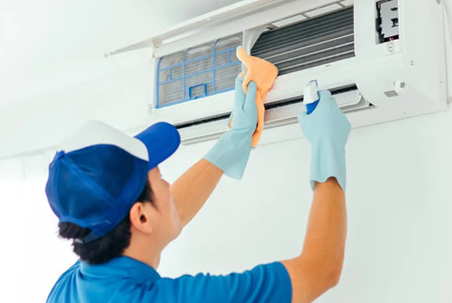 エアコンクリーニングを行う作業員の画像